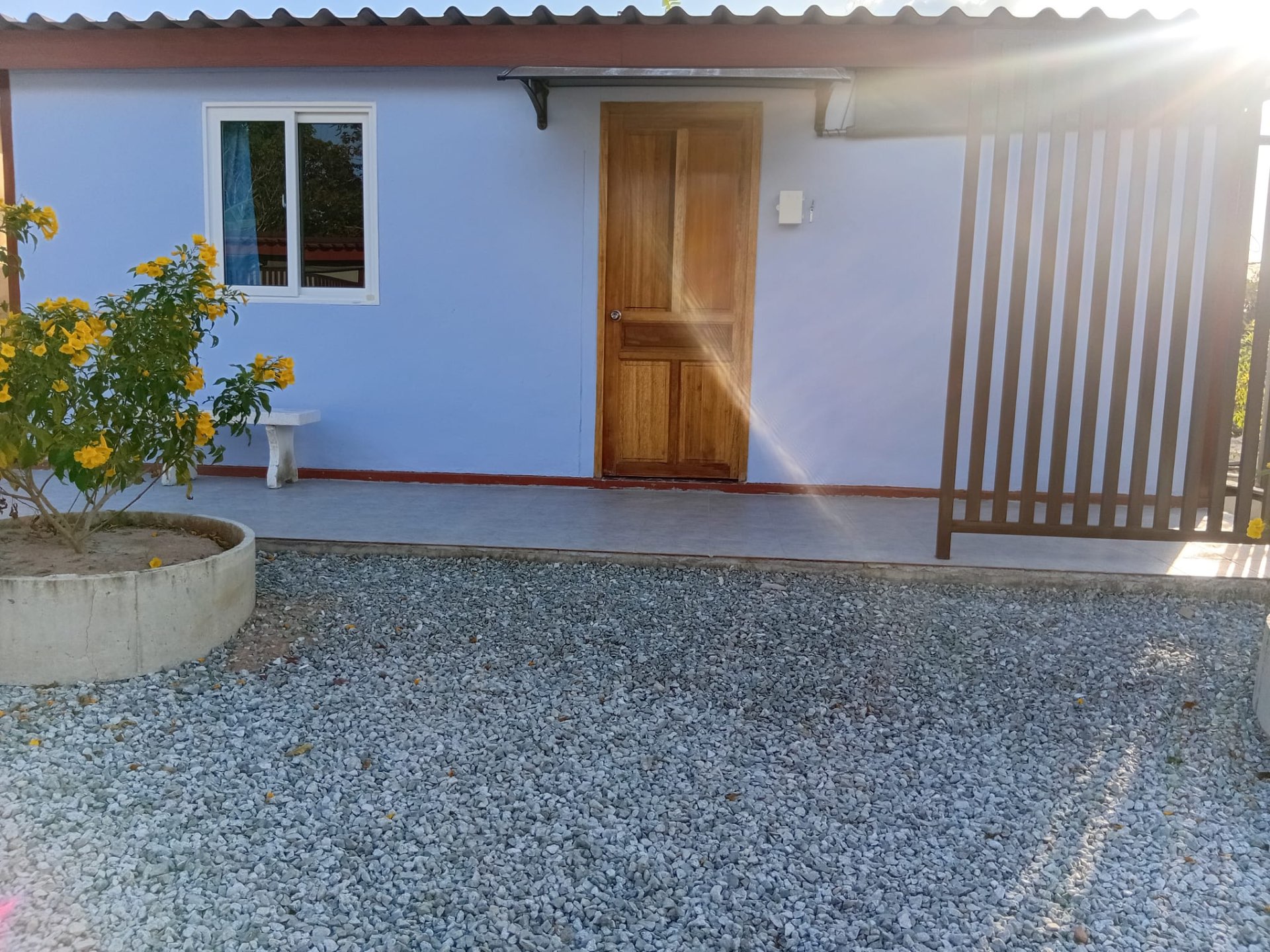 Blauer Bungalow von vorne