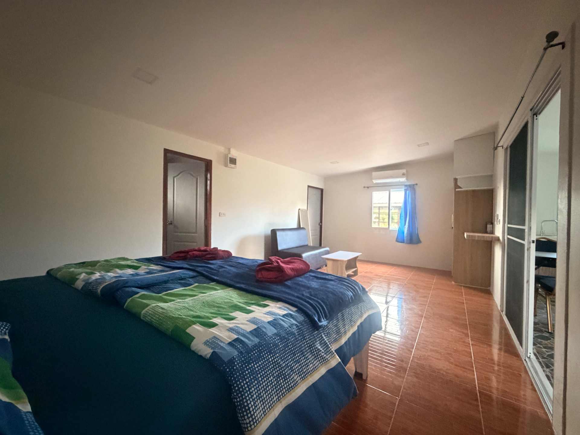Großes Zimmer mit Doppelbett im Bungalow