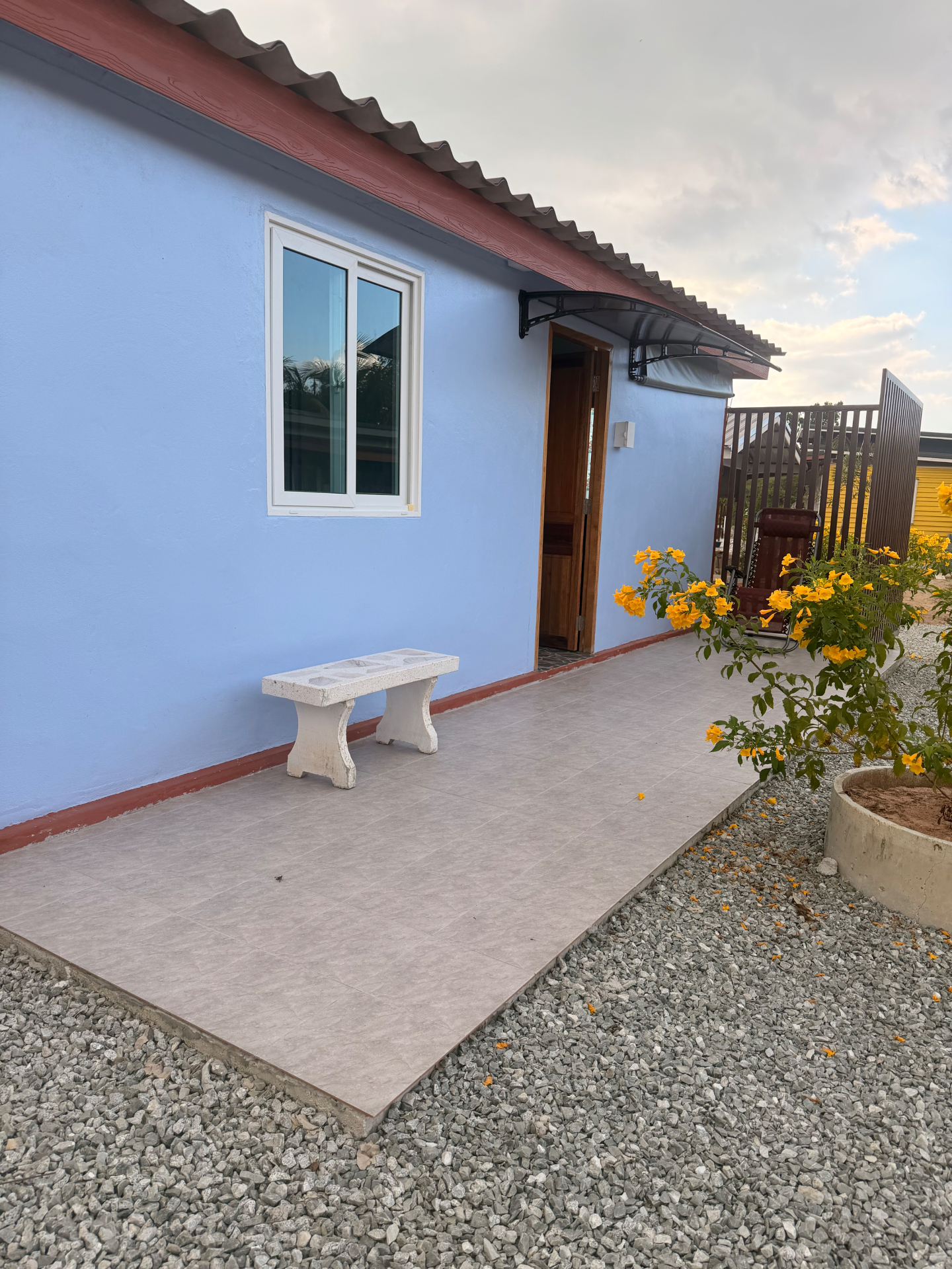 Seitenansicht eines blauen Bungalows